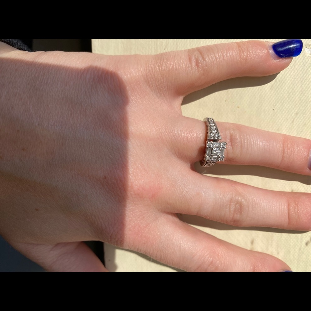 Engagement ring - Picture 5 of 5